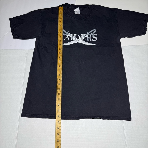 Black NFL Raiders Vintage Pirate & Swords T-Shirt Size M Raiders Graphic T-Shirt - Picture 4 of 9